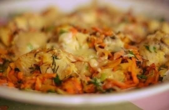 Курица с морковью и сыром.На 100 гр- 112 ккал.Ингредиенты:Куриное филе - 300-400 гр. Морковь - 200 ...