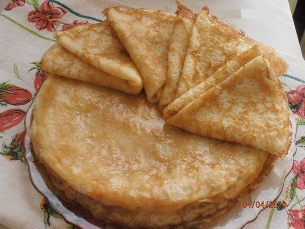 Блинчики с сахаром и маслом.Ингредиенты:для теста:?4 яйца?2 ст. л. сахара?2 ст. молока?1ст. ...