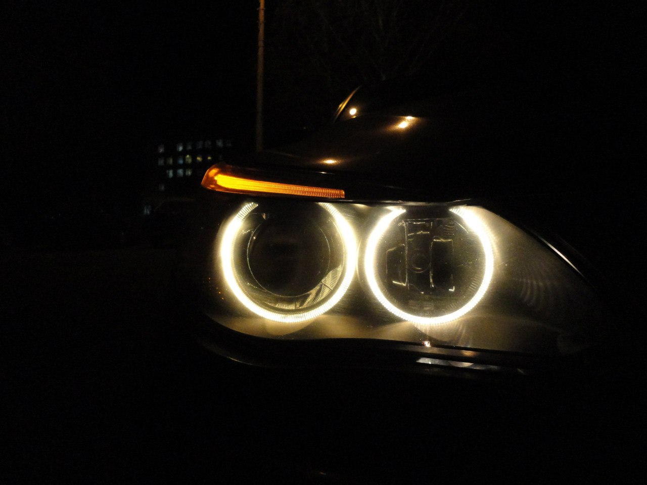 Bmw e46 в темноте. Бмв е60 свет фар. Глазки бмв е39. Фары на бмв ангельские глазки. Бмв х5 с глазками.