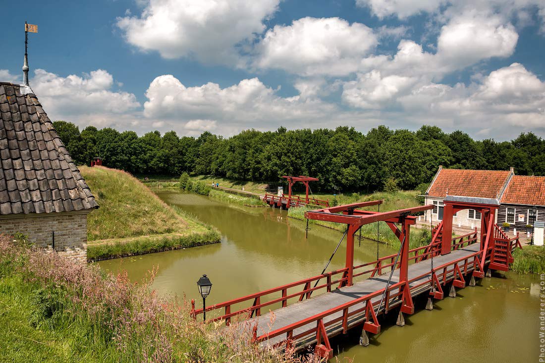   (Menkemaborg)    (Fort Bourtange)