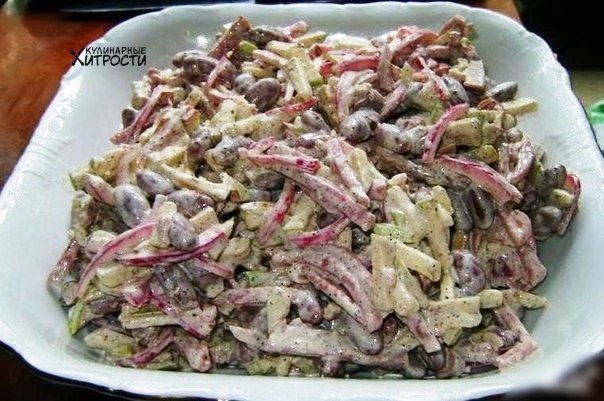 ВКУСНЫЙ САЛАТИК С КОПЧЕНОЙ КОЛБАСКОЙ.Ингредиенты: морковь сыр твердых сортов полукопченая колбаса ...