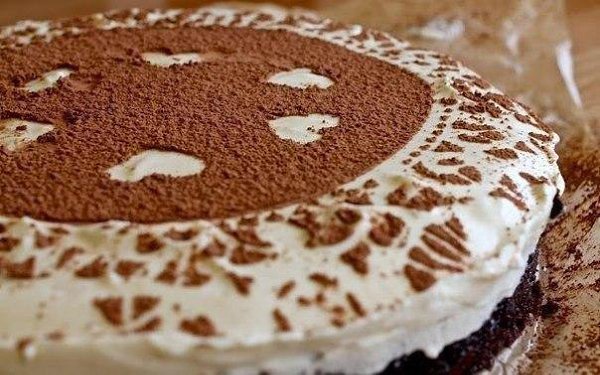 Трюфельный торт с муссом из белого шоколада.Ингредиенты:- Горький шоколад – 220 г- Сливочное масло – ...