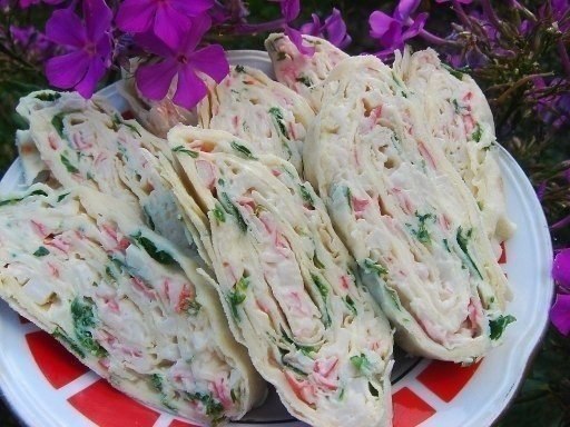 Рулет из лаваша с сыром и крабовыми палочками.Ингредиенты:лаваш тонкий - 2 шт.крабовые палочки - 1 ...