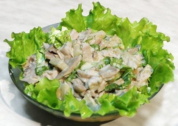 Салат с курицей и грибами.Ингредиенты:-1 куриная грудка (на кости, с кожей)-300г шампиньонов (лучше ...