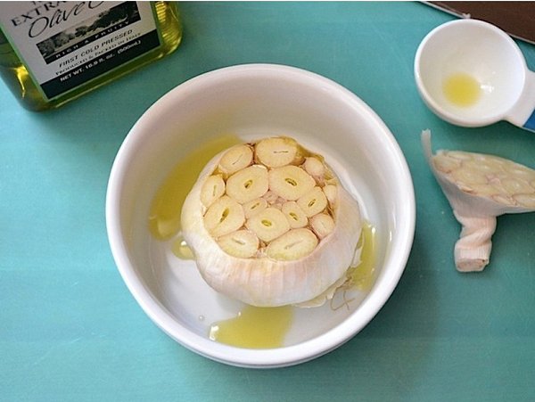 Салат с пастой и печеным чесноком.Ингредиенты:молодой шпинат 3 стаканаоливковое масло 1/2 ст. ... - 4