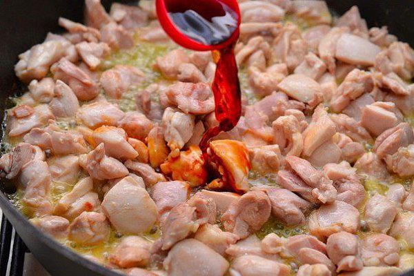 Фарфалле с курицей и мёдом.Ингредиенты:Макароны фарфалле — 500 гКуриная голень — 700 гМасло ... - 5