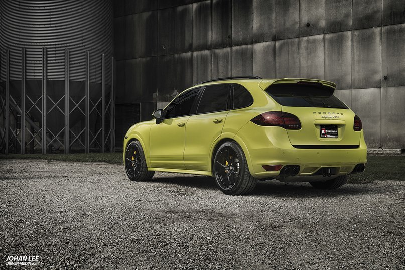 Mercedes Benz C63 Black Series  Porsche Cayenne GTS. - 3