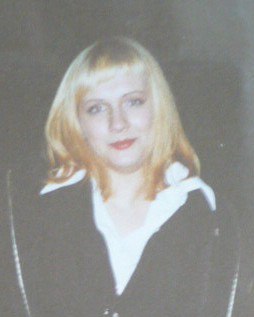 А молодые – нет, не умирают, И в нас живут до полной тишины. Их, видно, смерть затем и выбирает, ...