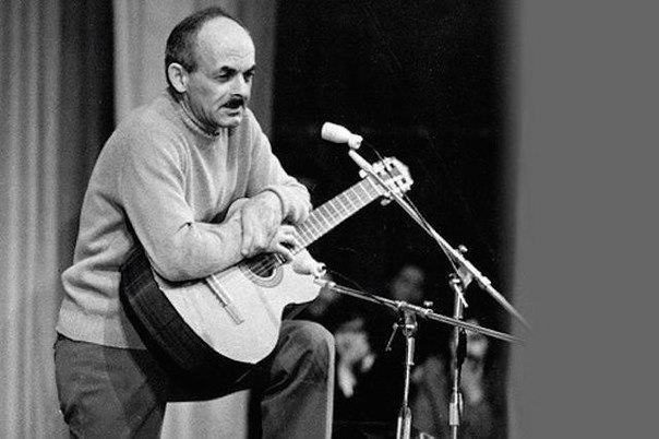 Булат Окуджава.Осудите сначала себя самого,Научитесь искусству такому,А уж после судите врага ...