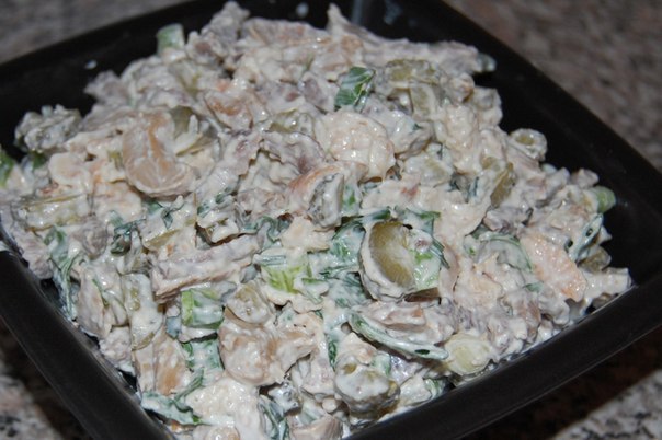 Сытный мясной салатик.Ингредиенты:Говядина 400 грШампиньоны консервированные 350 грКорнишоны 500 ...