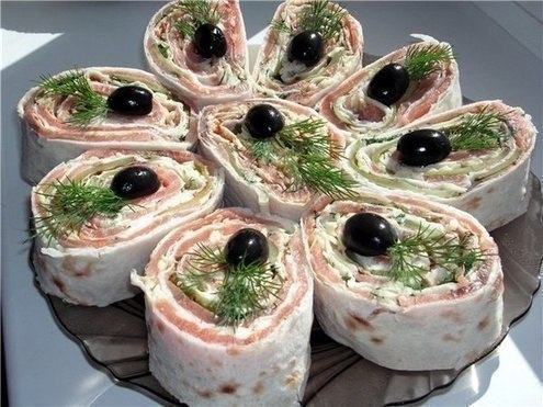 Закуски из лаваша. 13 вариантов.Развернуть лаваш (тонкий), положить на него начинку и свернуть ...