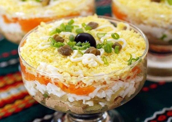 Салат слоёный «Печёнкин».Ингредиенты:350 гр куриной печени10 маринованных огурцов5 вареных яиц4 ...