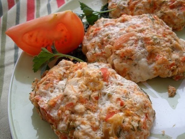 Куриные паровые котлеки под соусом.Для котлет: 600 гр куриного мяса или фарша 1 небольшой болгарский ...