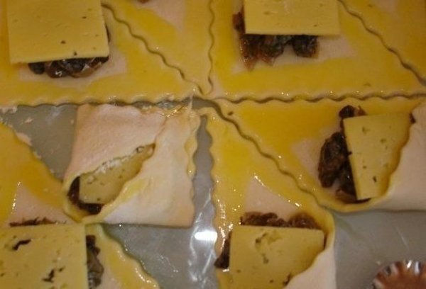 Закусочные пирожки с грибами и сыром.Ингредиенты:- 300 г грибов- 1 лук- 1 столовая ложка сметаны- ... - 2