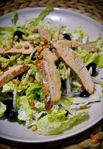 Салат из пекинской капусты с овощами и грудкой.75 ккал на 100 грИнгредиенты:1 небольшой кочан ...