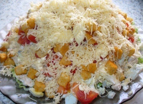Салат с курицей, сыром и сухариками.Ингредиенты:вареная куриная грудка – 350 гр.помидоры – 2-3 ...
