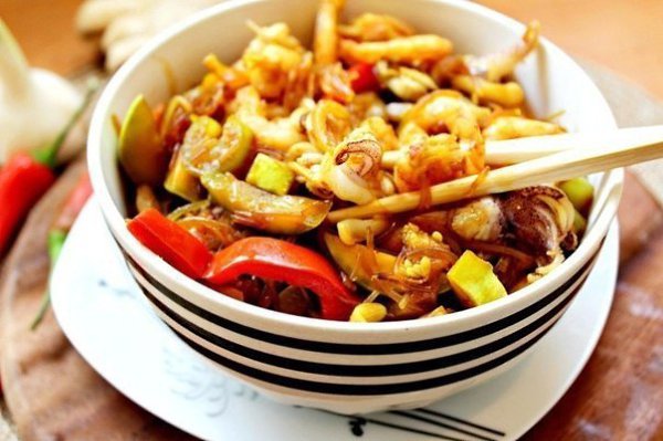 Фунчоза с овощами и морепродуктами.Ингредиенты:фунчоза - 100 глук - 1 шт.перец болгарский - 2 ... - 8