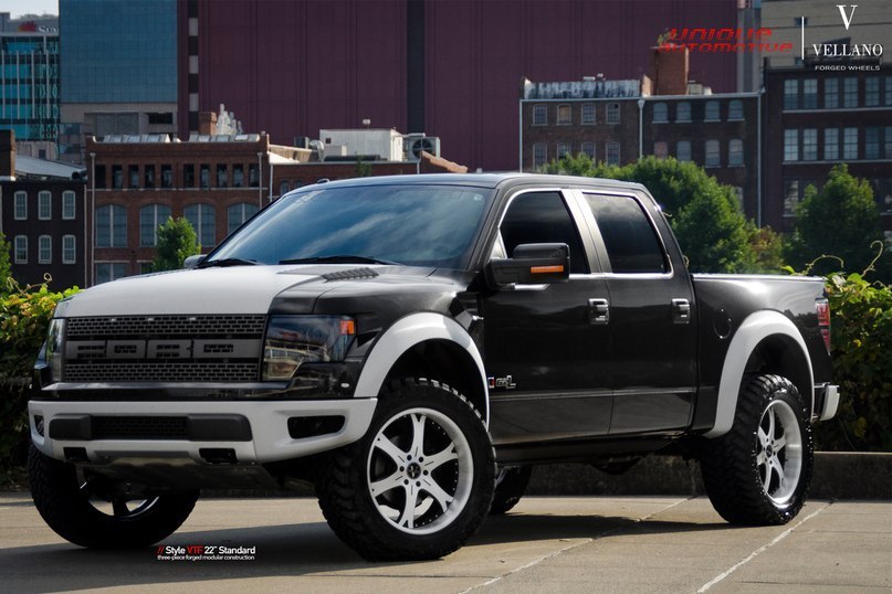 Ford F-150 SVT Raptor.