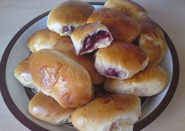 Пирожки с яблоками и вишней... Дрожжевое тесто очень хорошее, пышное и мягкое. Я многие ... - 3