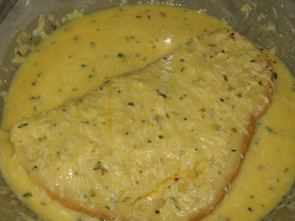 Гренки сырные.Ингредиенты:- батон вчерашний- 50 гр сыра твердого- 3 яйца- 3 столовые ложки сметаны- ... - 3