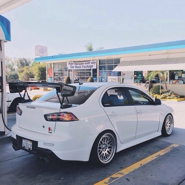 Mitsubishi Lancer Evolution X - 3