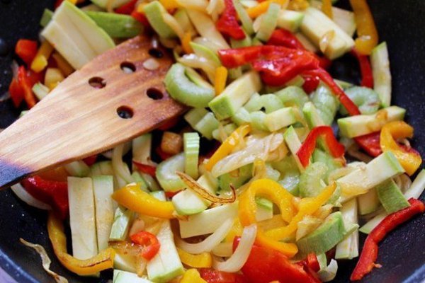 Фунчоза с овощами и морепродуктами.Ингредиенты:фунчоза - 100 глук - 1 шт.перец болгарский - 2 ... - 3