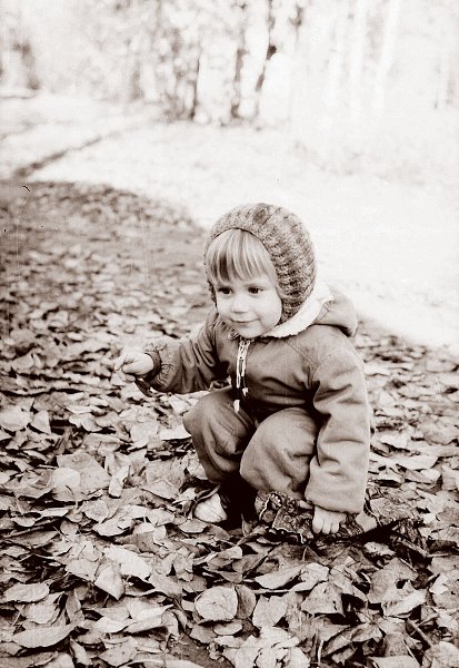 Малыш 1999. Детская фотография на 35мм. У всех есть такие детские фото. Детские фотографии в 00-е. Как подписать старые детские фотографии.