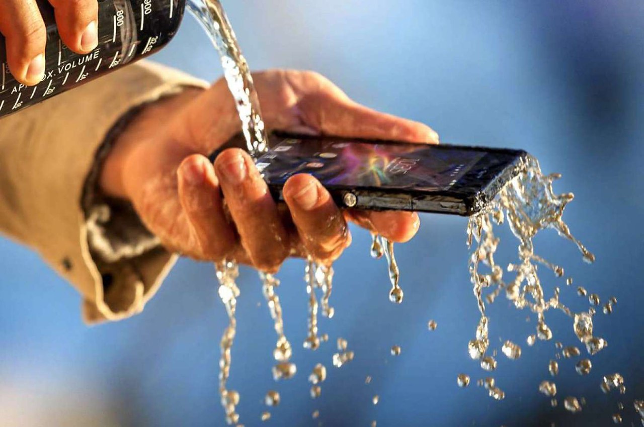 Залил телефон водой. Смартфон в воде. Защита смартфона от воды. Мокрый телефон. Мобильный телефон в руке.