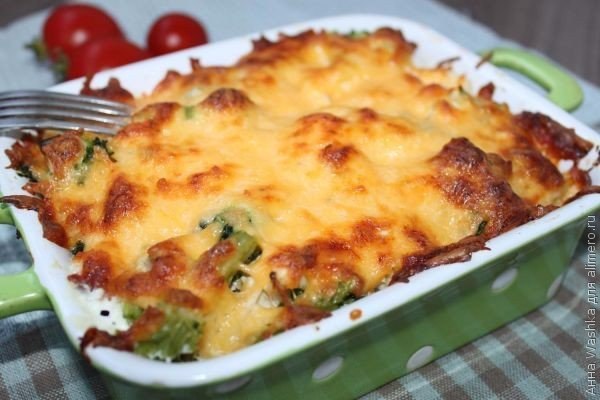Курица с брокколи, запеченная под сливочным соусом. Ингредиенты: -Куриная грудка или куриное филе – ...