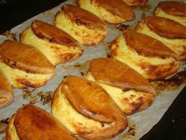 Сочники - вкус детства.Ингредиенты:Маргарин-250 грЯйцо-3 штСахар-100-150 грсметана-400 грМука-4 ст ...