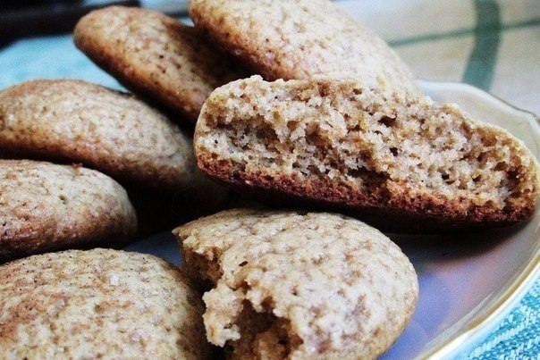 Печенье из гречневой муки.Ингредиенты:- 1 стакан гречневой муки- 1 стакан геркулеса- 1 среднее ...