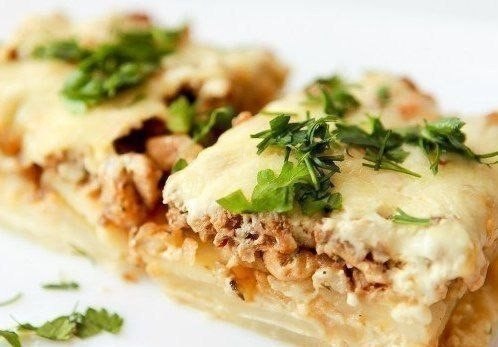 Картофельная запеканка с мясом.Ингредиенты:Картофель - 4 шт.Мясной фарш - 300-400 гЛук репчатый - 2 ...