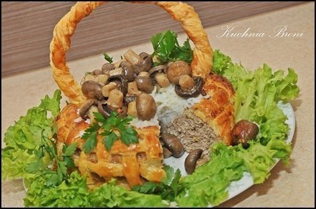 Корзина из слоеного теста с мясом, рисом и грибами.Ингредиенты:- 600 гр фарша- 2 яйца- 2-3 столовых ... - 4