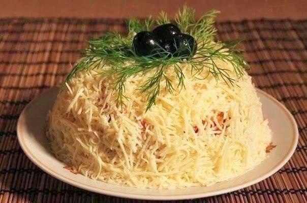 Салат "Сырная фантазия". 300 грамм свежих помидор - 250 грамм крабовых палочек - Твердый ...
