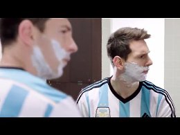 Lionel Messi & Roger Federer in ad for Gillette.,    ;)