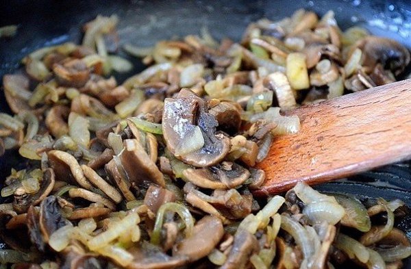 Слоёная мясная запеканка в беконе.Ингредиенты:Фарш мясной (свино-говяжий) - 500 гШампиньоны - ... - 2