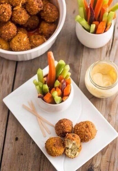 Мясные шарики, фаршированные моцареллой.Ингредиенты:Куриное филе — 750 гПшеничная мука — 0,25 ст.Лук ... - 2