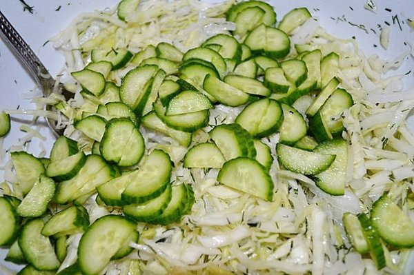 Салат из молодой капусты с огурцами и луком.Для салата из молодой капусты с огурцами и луком ... - 3