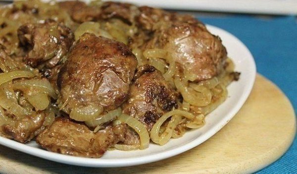 Куриная печень с луком.Ингредиенты:Печень куриная — 500 г Лук репчатый — 300 г (2 шт.)Масло ...