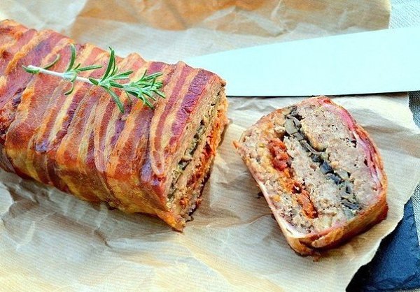 Слоёная мясная запеканка в беконе.Ингредиенты:Фарш мясной (свино-говяжий) - 500 гШампиньоны - ...