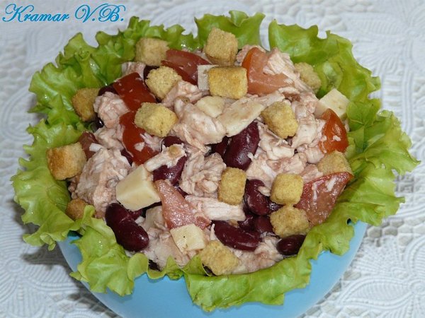 Салат "Воскресный" Автор: Вероника Крамарь Курочка, фасоль, сыр, помидоры, сухарики. Всё ...