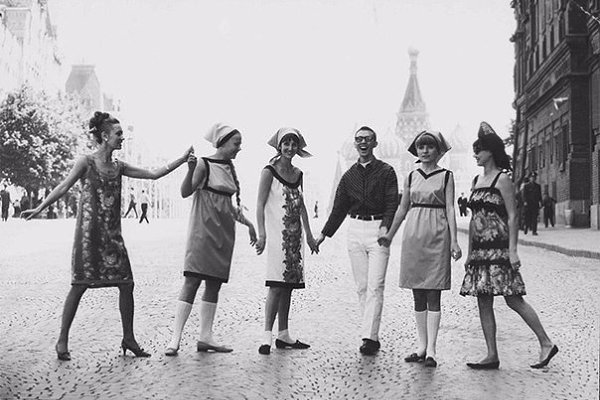 Молодой Вячеслав Зайцев с манекенщицами на Красной площади, 1965 год
