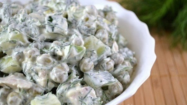 Вкусный салатик.Ингредиенты:- 300 г куриного филе- 150 г огурцов- 150 г консервированного горошка ...