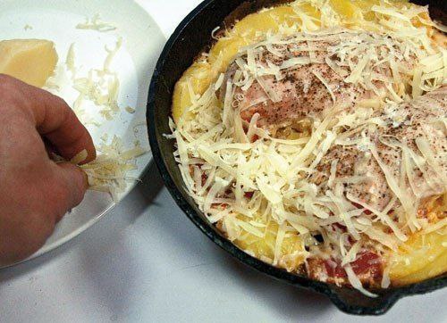 Куриные грудки, запеченные в сливках под сыром.Ингредиенты:Куриное филеЧеснок, который желательно ... - 8