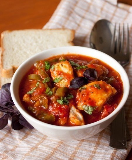 Пеппероната с курицей.Ингредиенты:филе куриной грудки - 500 гмука - 1 ст. л.соль и перец по вкусулук ...