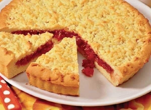 Песочный пирог с вареньем.Ингредиенты:Два куриных яйцаТри стакана муки200 грамм маргарина или ...