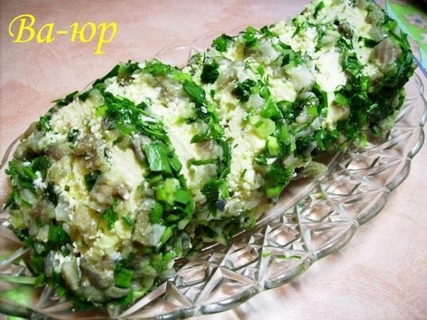 Вкуснейший рулет с сельдью.Ингредиенты:луксельдь2-3 маринованных огурцасливочное маслояйцапищевая ... - 5