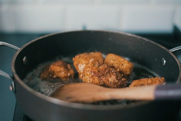 Куриные наггетсы.Ингредиенты:- куриное филе (примерно 500 г.)- моцарелла 80 г.- тертый твердый сыр ... - 7