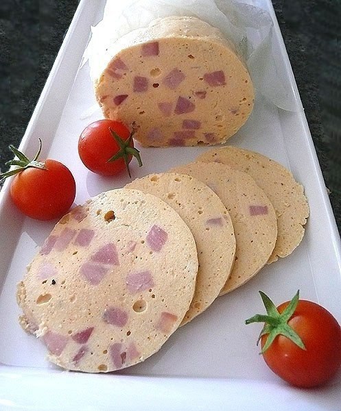Домашняя куриная колбаса.Натуральная, нежная и вкусная!Ингредиенты:- 500 г куриного филе- 200 г ...