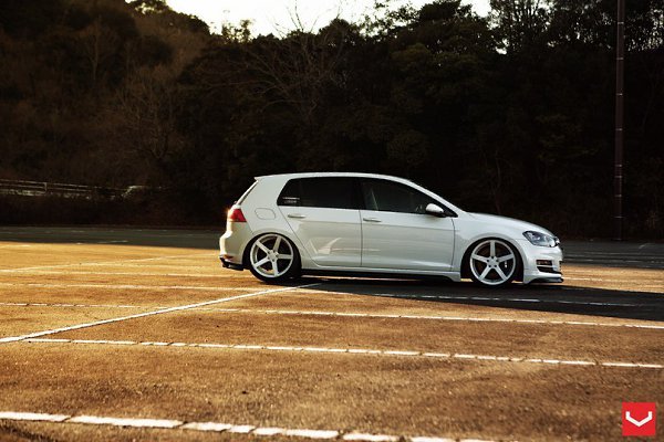 Volkswagen Golf. - 3